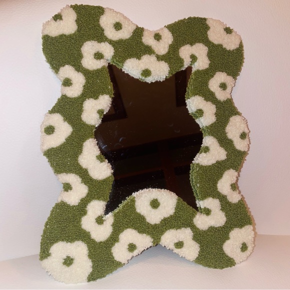 Tufted mirror - Picture 2 of 4